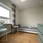 Apartment Renoviertes Monteurhaus In Im Altbau-flair Für 10 Personen!