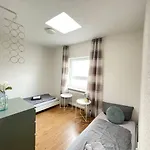 Apartment Renoviertes Monteurhaus In Im Altbau-flair Für 10 Personen! Ochtendung