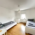 Apartment Renoviertes Monteurhaus In Im Altbau-flair Für 10 Personen! Ochtendung