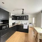 Apartment Renoviertes Monteurhaus In Im Altbau-flair Für 10 Personen! Ochtendung