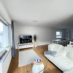 Apartment Renoviertes Monteurhaus In Im Altbau-flair Für 10 Personen! Ochtendung
