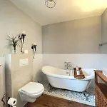 Renoviertes Monteurhaus In Im Altbau-flair Für 10 Personen! Apartment