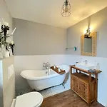 Apartment Renoviertes Monteurhaus In Im Altbau-flair Für 10 Personen!
