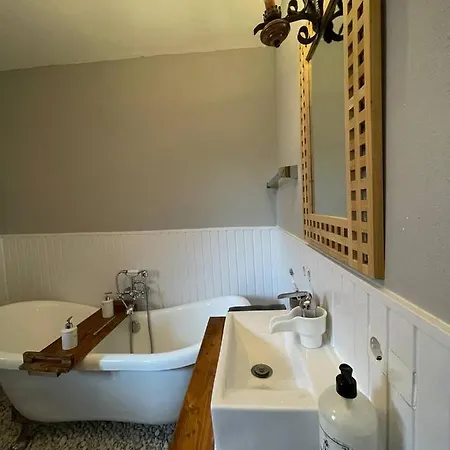 Renoviertes Monteurhaus In Im Altbau-flair Fuer 10 Personen! Apartmán *