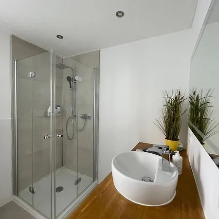 Renoviertes Monteurhaus In Im Altbau-flair Fuer 10 Personen! Apartmán