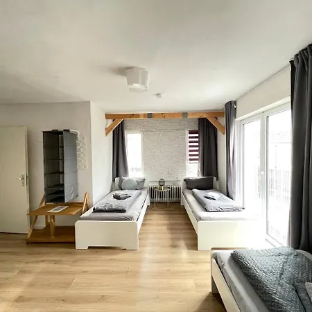Apartment Renoviertes Monteurhaus In Im Altbau-flair Für 10 Personen!