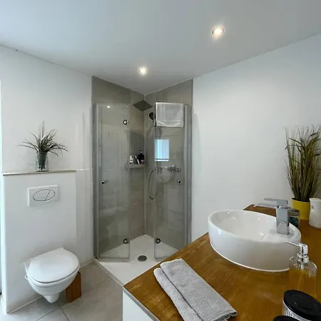 Renoviertes Monteurhaus In Im Altbau-flair Fuer 10 Personen! Apartmán