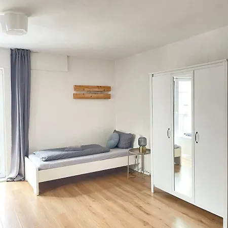 Renoviertes Monteurhaus In Im Altbau-flair Fuer 10 Personen! Apartmán Ochtendung
