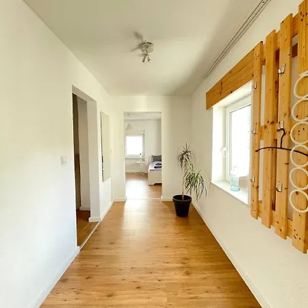 Renoviertes Monteurhaus In Im Altbau-flair Fuer 10 Personen! Apartmán