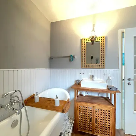 Renoviertes Haus In Im Altbau-flair Für 10 Personen! *