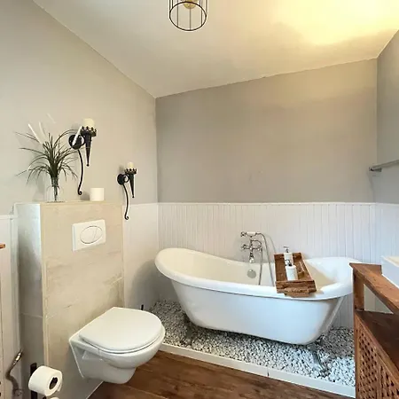 Renoviertes Monteurhaus In Im Altbau-flair Fuer 10 Personen! Apartmán