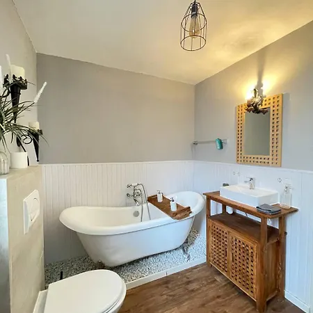 Apartmán Renoviertes Monteurhaus In Im Altbau-flair Fuer 10 Personen!